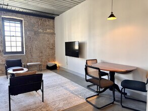 1009 W Juneau Ave in Milwaukee, WI - Foto de edificio - Building Photo