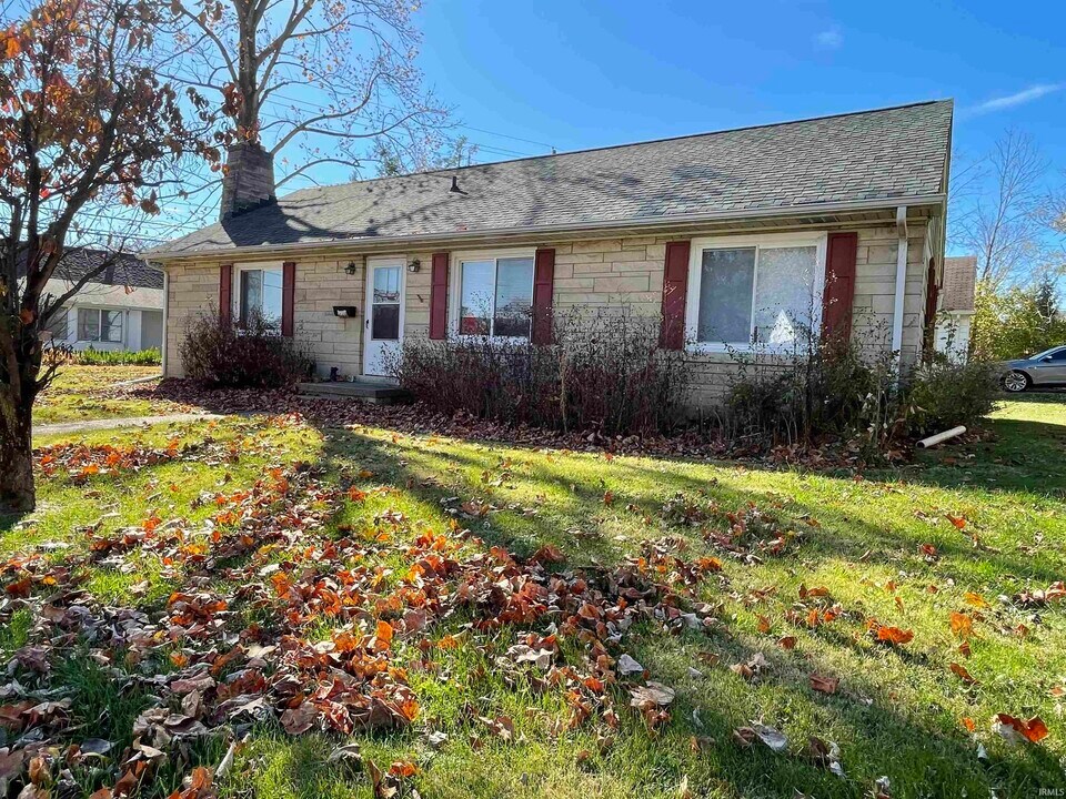 230 S Hillsdale Dr in Bloomington, IN - Building Photo