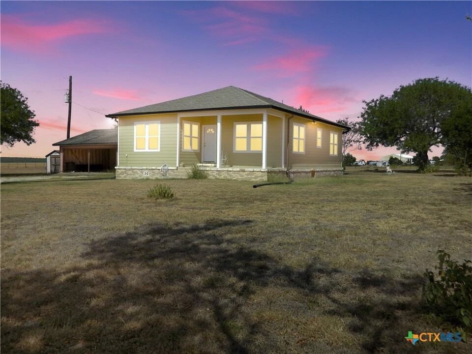 221 Katie Ln in Seguin, TX - Building Photo