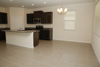 13681 Paddington Wy in Spring Hill, FL - Foto de edificio - Building Photo