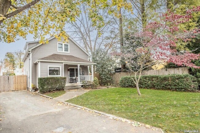 2 Elm Pl in Glen Head, NY - Building Photo - Building Photo