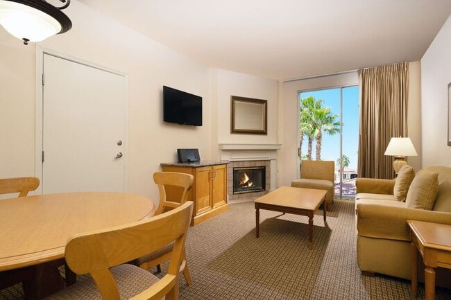 5625 W Tropicana Ave in Las Vegas, NV - Building Photo - Building Photo