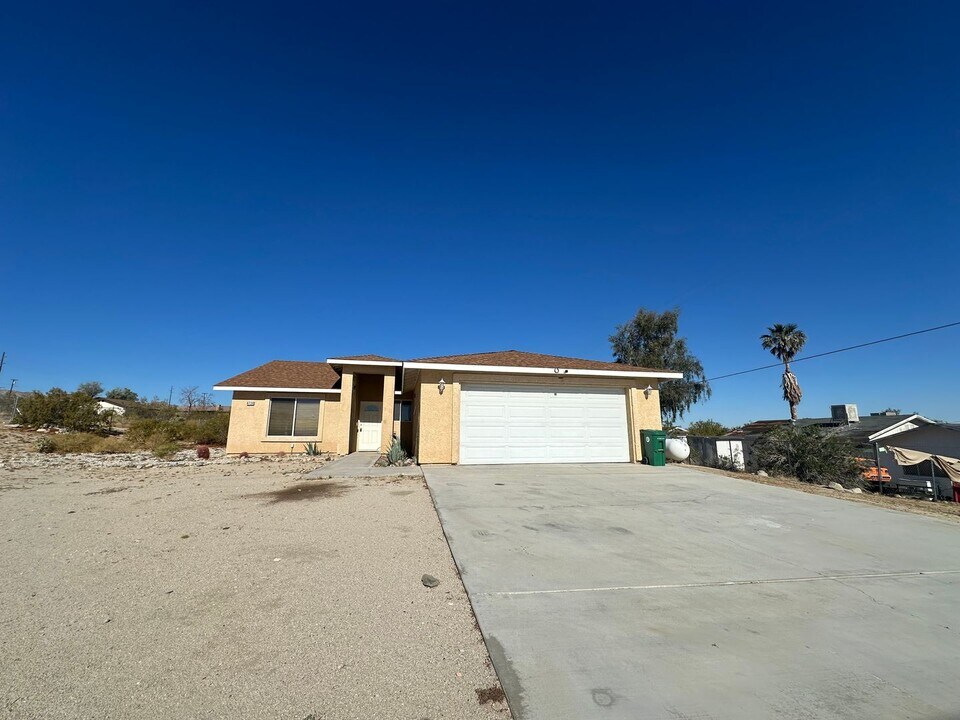 6736 Mt Lassen Ave in Joshua Tree, CA - Building Photo