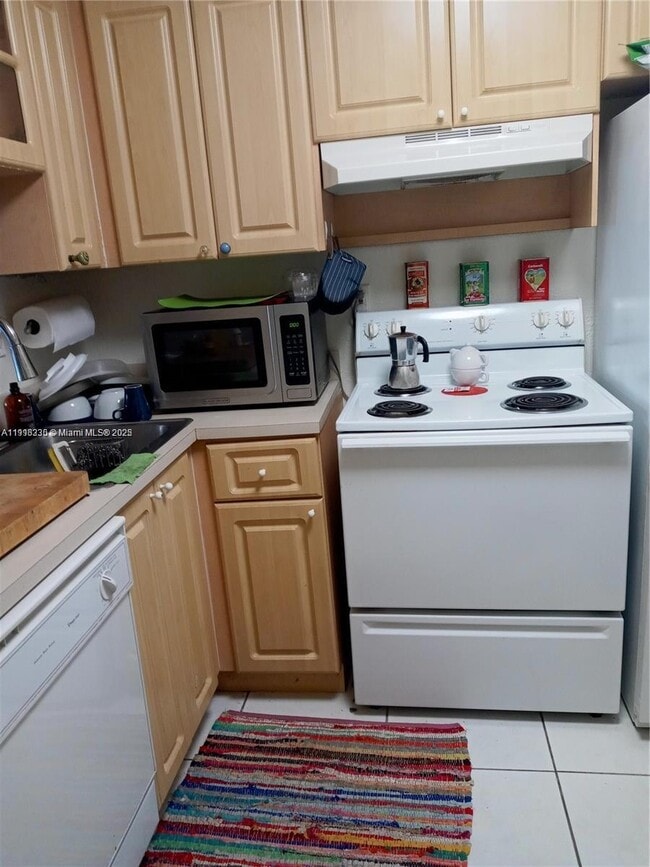 9350 Fontainebleau Blvd in Miami, FL - Building Photo - Building Photo