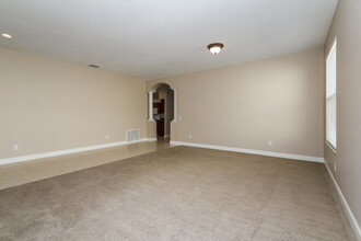 6023 Gannetdale Dr in Lithia, FL - Building Photo - Building Photo