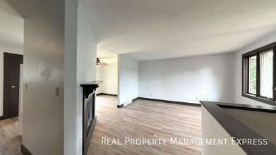 Amazing 3 Bedroom 2.5 Bath duplex with att in Sioux Falls, SD - Building Photo - Building Photo