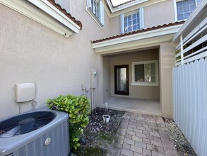 27457 SW 142nd Ave in Homestead, FL - Foto de edificio - Building Photo