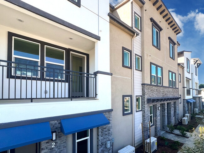 The Willow Townhomes in Ontario, CA - Building Photo - Building Photo