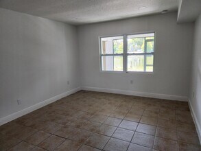 558 Clearwater Largo Rd N, Unit A in Largo, FL - Building Photo - Building Photo