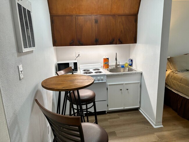 1708 Holloman Dr, Unit Apt. 9 in Port Lavaca, TX - Foto de edificio - Building Photo