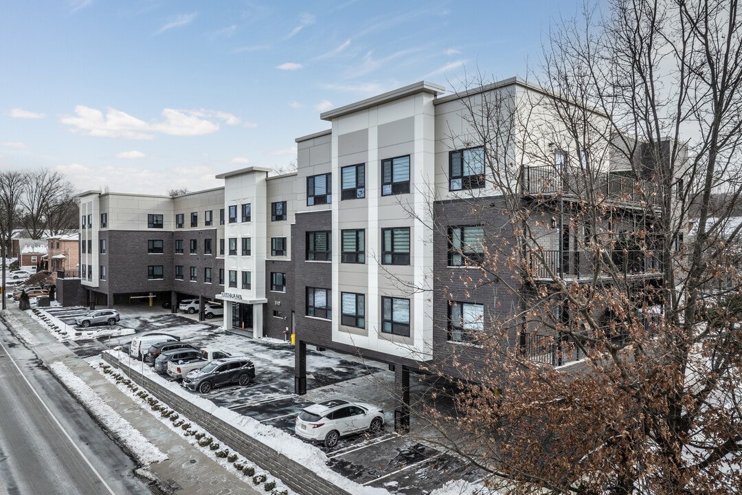 510 Grand Plaza in Palisades Park, NJ - Foto de edificio