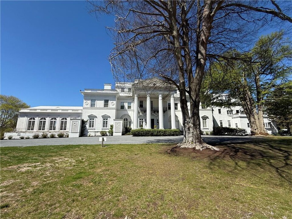 553 Bellevue Ave in Newport, RI - Building Photo
