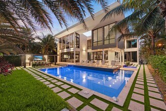 521 Holiday Dr in Hallandale Beach, FL - Building Photo - Building Photo