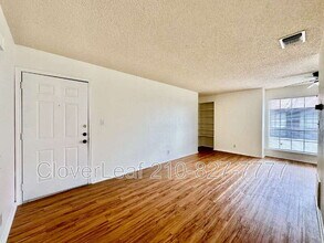 10565 Starcrest Dr in San Antonio, TX - Building Photo - Building Photo