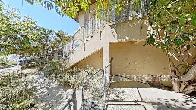 1016 E Canon Perdido St in Santa Barbara, CA - Building Photo - Building Photo