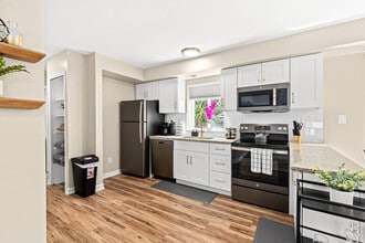 27990 Gratiot Ave in Roseville, MI - Building Photo - Building Photo