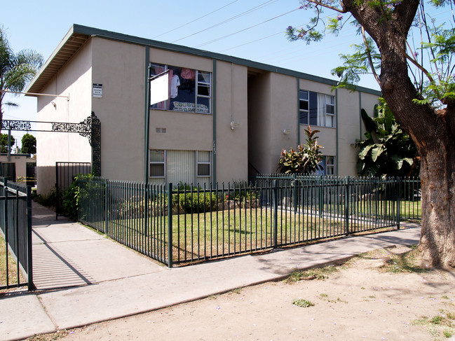 1202-1210 E Borchard Ave in Santa Ana, CA - Building Photo - Building Photo