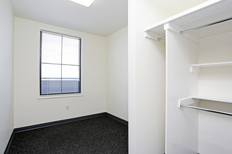 The Parkhaus - Leasing By Bedroom in Lincoln, NE - Foto de edificio - Interior Photo