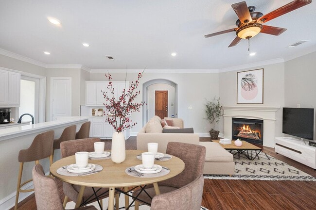 Gorgeous M Streets townhome with great roo in Dallas, TX - Building Photo - Building Photo
