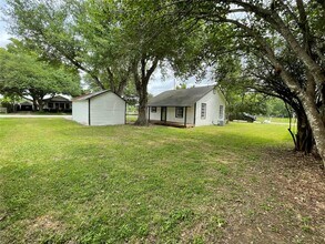 400 S Oak St in Tomball, TX - Building Photo - Building Photo