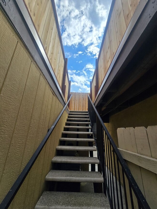 359 Woodland Pl in Costa Mesa, CA - Building Photo - Building Photo