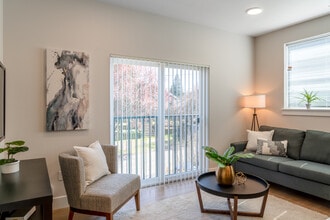 107th Apartments in Portland, OR - Building Photo - Interior Photo