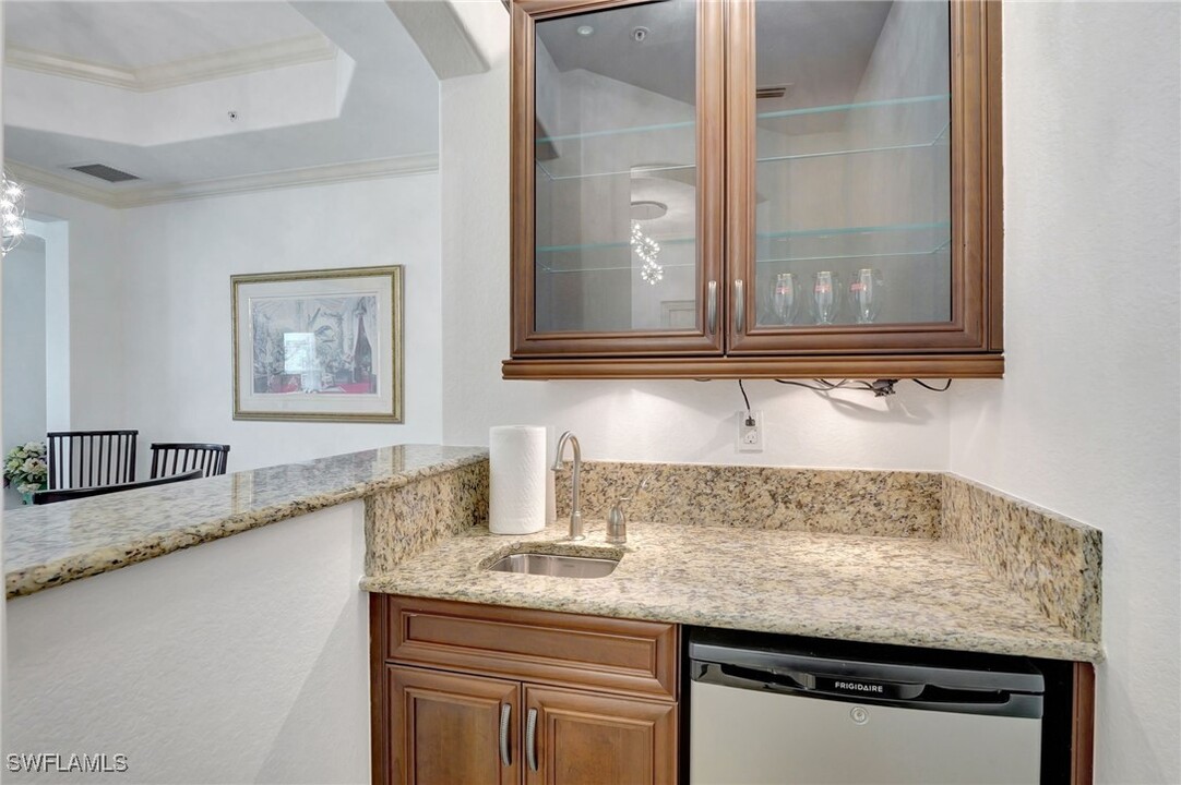 8060 Players Cove Dr in Naples, FL - Building Photo