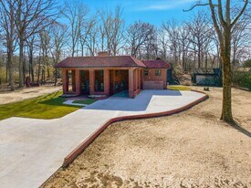 2113 W Madison Ave in Athens, TN - Building Photo