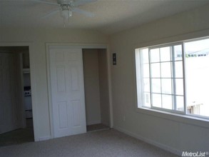 1210 11 St in Modesto, CA - Building Photo - Interior Photo