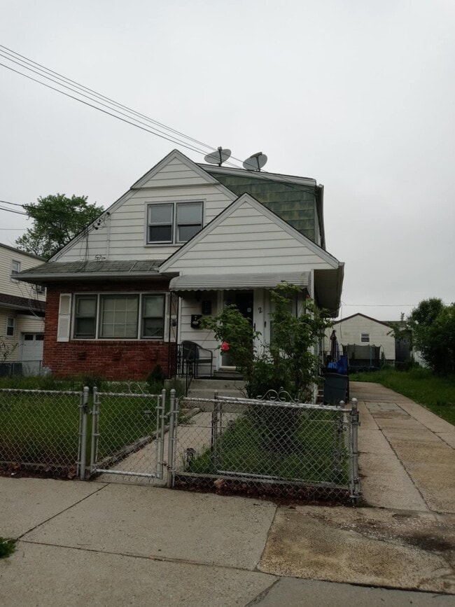 property at 2 Pinecrest Rd