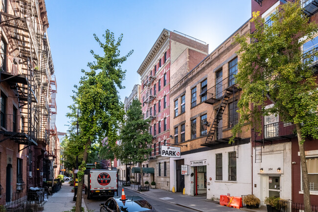 96 Perry St in New York, NY - Foto de edificio - Building Photo