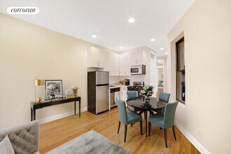340 W 17th St in New York, NY - Building Photo - Building Photo