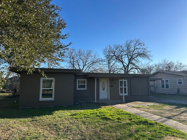 1709 Navidad St in Victoria, TX - Foto de edificio - Building Photo