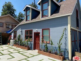 1301 W 22nd St in Los Angeles, CA - Building Photo