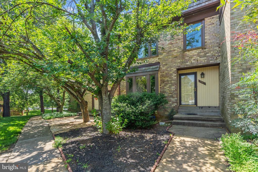 2983 Borge St in Oakton, VA - Building Photo