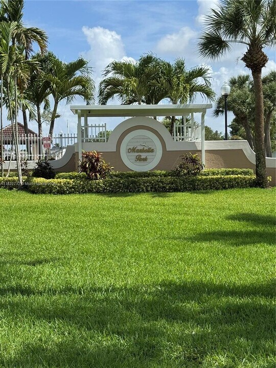 8248 NW 195th Terrace in Hialeah, FL - Building Photo