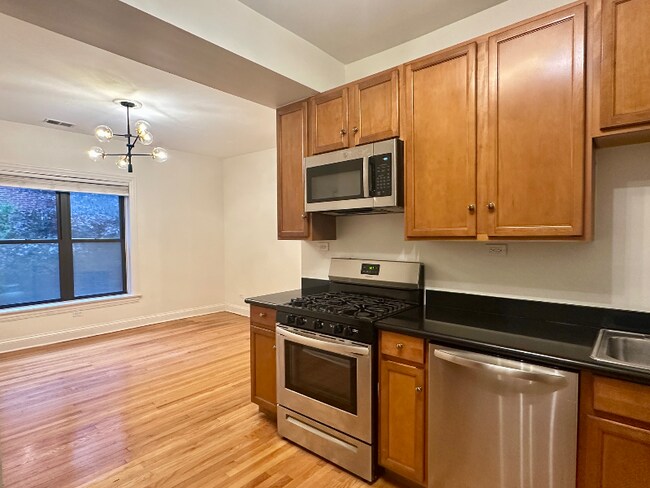 903 W Cornelia Ave in Chicago, IL - Building Photo - Building Photo