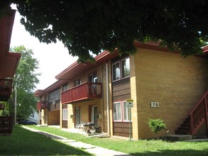 Terrace Apartments in Waukegan, IL - Building Photo - Building Photo