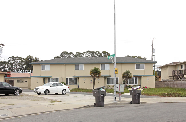 1058 Lupin Dr in Salinas, CA - Foto de edificio - Building Photo