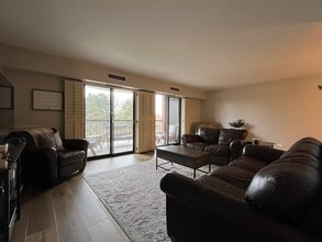 1405 E Central Rd in Arlington Heights, IL - Building Photo - Building Photo