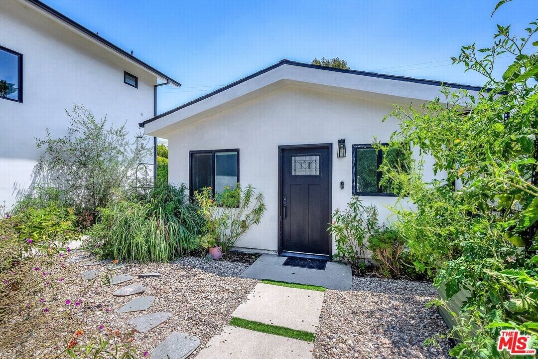 5008 Greenbush Ave in Los Angeles, CA - Building Photo
