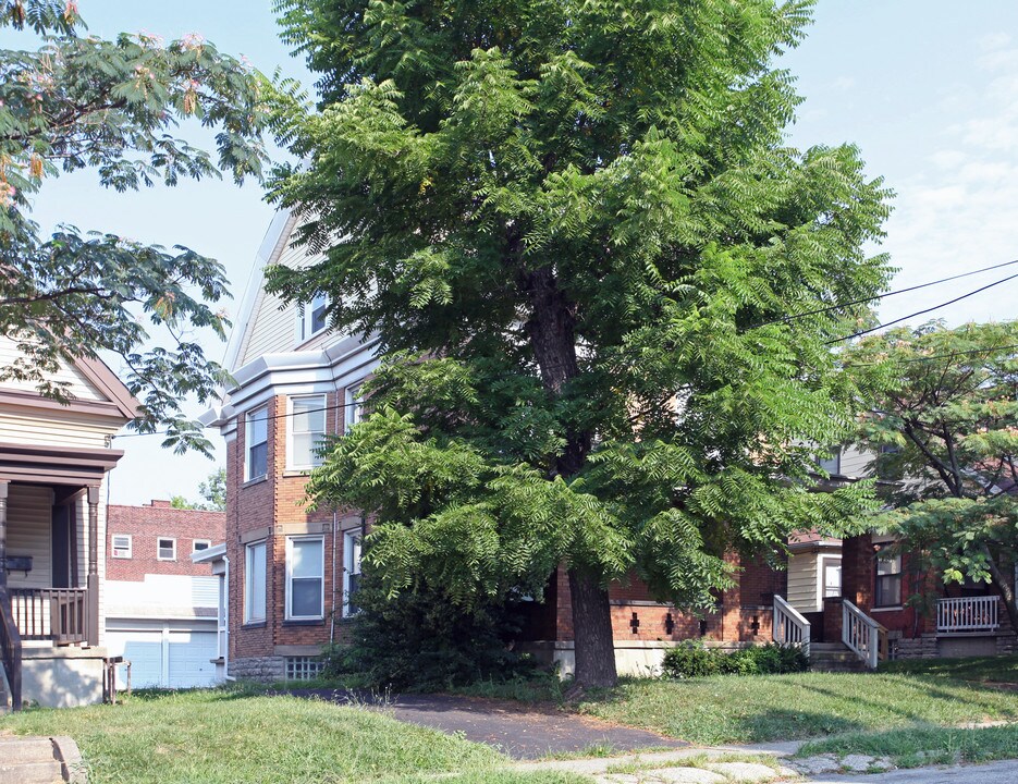 4905 Wesley Ave in Cincinnati, OH - Foto de edificio