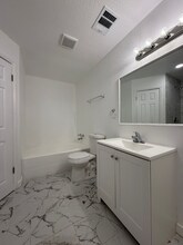 7230 Grassy Trail in San Antonio, TX - Foto de edificio - Building Photo