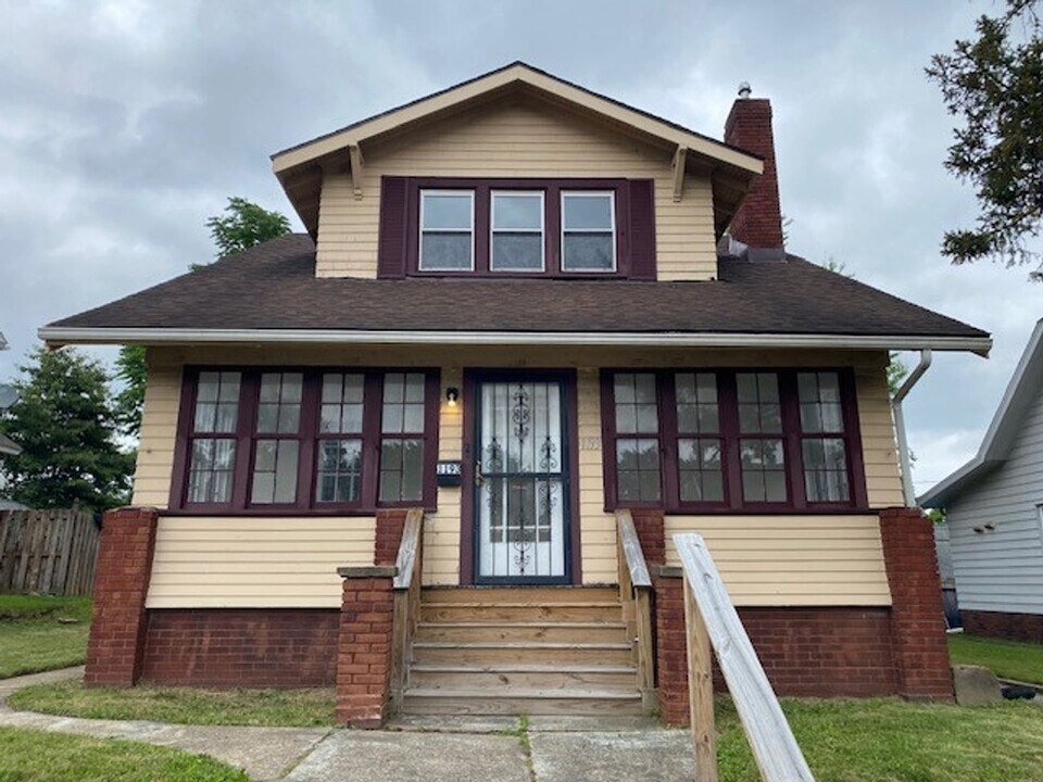 1193 N Main St in Akron, OH - Foto de edificio