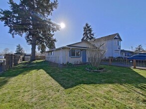 390 Cedar St in Junction City, OR - Building Photo - Building Photo