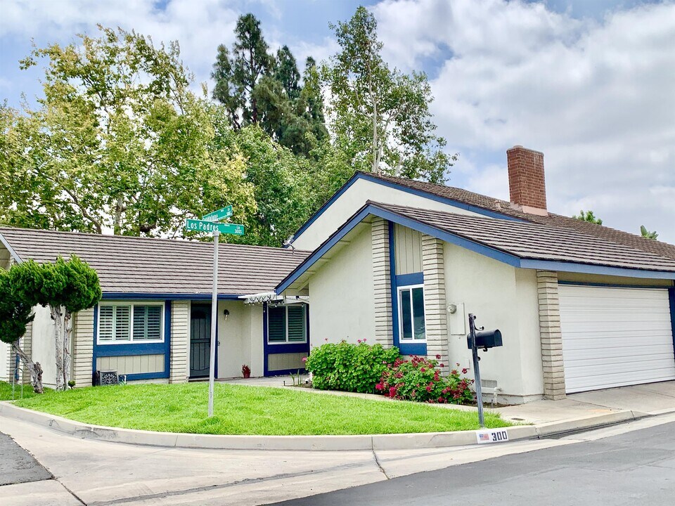 300 Los Padres Ln in Placentia, CA - Building Photo