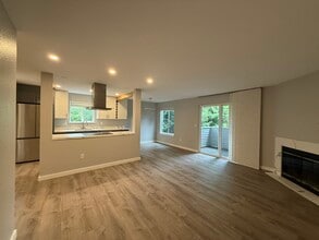 9012 236th St Sw, Unit D in Edmonds, WA - Foto de edificio - Building Photo