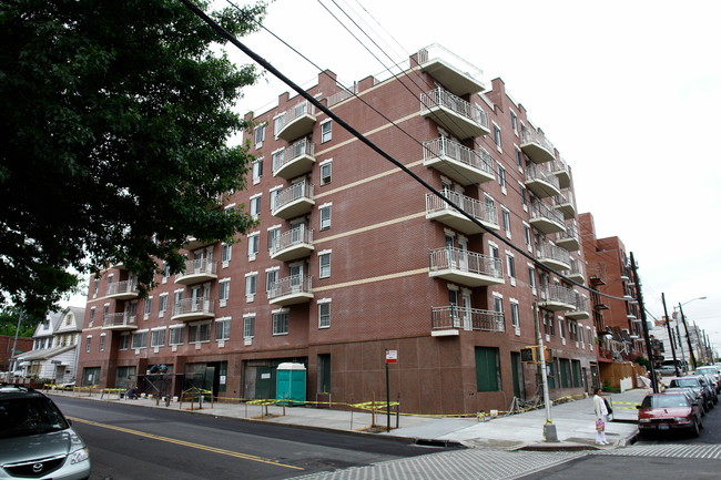 35-06 Leavitt St in Flushing, NY - Foto de edificio - Building Photo