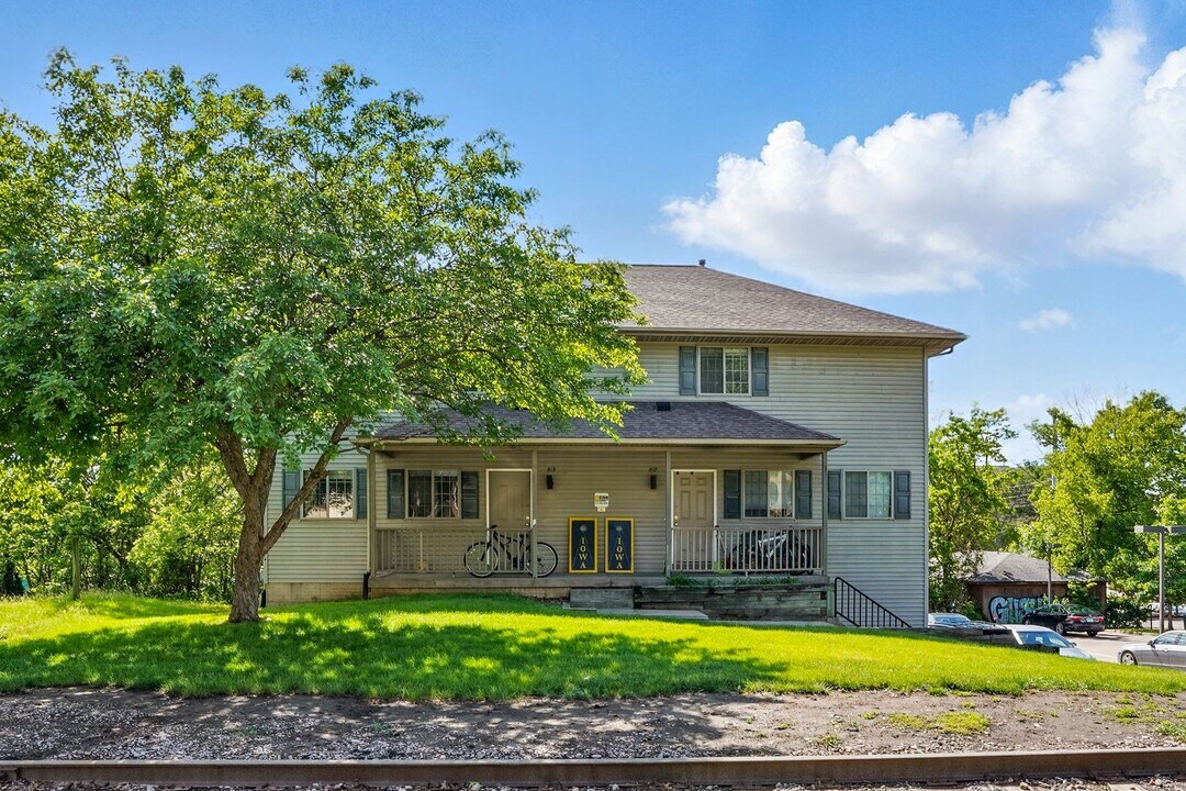 817-819 S Gilbert Ct in Iowa City, IA - Building Photo
