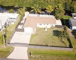 141 Schneider Dr in Ft. Myers, FL - Building Photo
